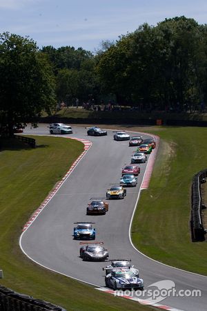 #007 Beechdean AMR Aston Martin Vantage GT3: Andrew Howard, Jonny Adam leads from the start