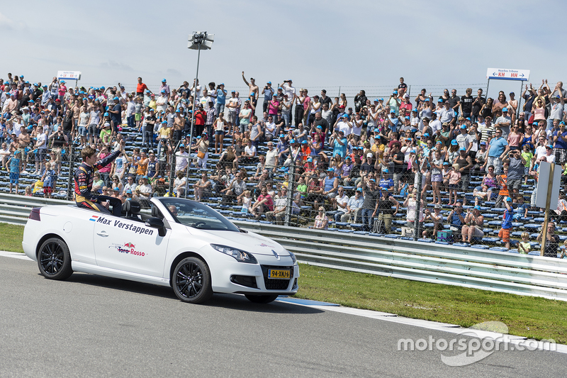 Max Verstappen en el Red Bull Showrun en Assen