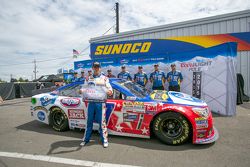 Ganador de la pole A.J. Allmendinger, JTG Daughtery Racing Chevrolet