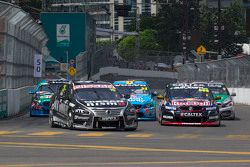 Todd Kelly leading the start, Nissan Motorsports