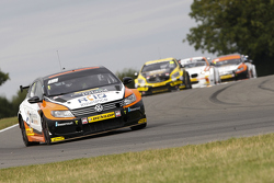 Colin Turkington leading the race, Team BMR