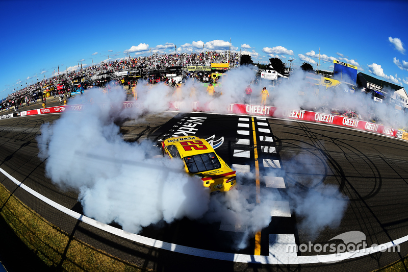 Juara balapan: Joey Logano, Team Penske Ford