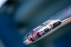 Kevin Harvick, Stewart-Haas Racing Chevrolet and Kyle Busch, Joe Gibbs Racing Toyota