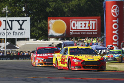 Joey Logano, Team Penske Ford and Greg Biffle, Roush Fenway Racing Ford