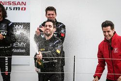 Matthew Simmons viert zijn overwinning in de GT Academy