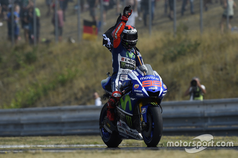 Lorenzo engatou quatro vitórias em sequência, mas a disputa com Rossi - com a polêmica entre o italiano e Márquez na Malásia, que deixou o espanhol da Yamaha furioso, no meio do caminho - foi até a última corrida, em Valência.
