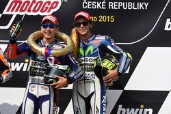 Vainqueur : Jorge Lorenzo, Yamaha Factory Racing et le troisième, place Valentino Rossi, Yamaha Factory Racing