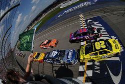 Start: Matt Kenseth, Joe Gibbs Racing Toyota leads