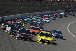 Reinicio: Austin Dillon, Richard Childress Racing Chevrolet y Matt Kenseth, Joe Gibbs Racing Toyota.