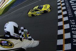 Matt Kenseth, Joe Gibbs Racing Toyota, se lleva la victoria