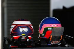 Les casques de Stéphane Sarrazin et Jacques Villeneuve