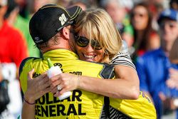 Ganador de la carrera Matt Kenseth, Joe Gibbs Racing Toyota con su esposa Katie Martin