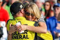 Le vainqueur Matt Kenseth, Joe Gibbs Racing Toyota avec sa femme Katie Martin