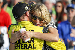 Ganador de la carrera Matt Kenseth, Joe Gibbs Racing Toyota con su esposa Katie Martin