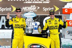 Race winner Matt Kenseth, Joe Gibbs Racing Toyota avec son crew chief Jason Ratcliff