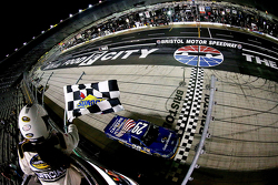 Ryan Blaney recebe a bandeira quadriculada