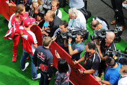 Kimi Raikkonen, Ferrari et Max Verstappen, Scuderia Toro Rosso avec les médias