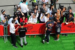 Льюис Хэмилтон, Mercedes AMG F1 и Даниил Квят, Red Bull Racing со СМИ