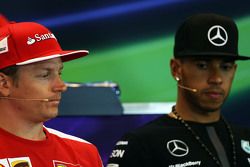 (I to D): Kimi Raikkonen, Ferrari y Lewis Hamilton, Mercedes AMG F1 en la conferencia de prensa de l