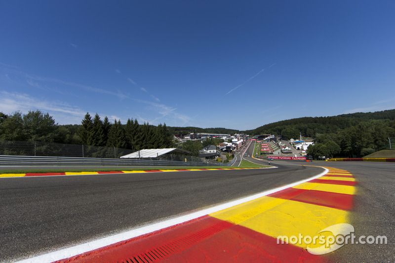 Una vista de Eau Rouge