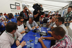 Stoffel Vandoorne, ART Grand Prix, parla con i giornalisti