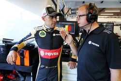 (De izquierda a derecha): Pastor Maldonado, Lotus F1 Team con Mark Slade, Lotus F1 Team ingeniero de carrera