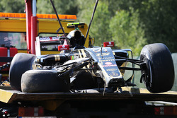 Поврежденный Lotus F1 E23 Пастора Мальдонадо, Lotus F1 Team после аварии в первой тренировке