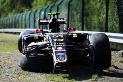 El dañado Lotus F1 E23 de Pastor Maldonado, Lotus F1 Team, que se estrelló en la primera sesión de entrenamientos