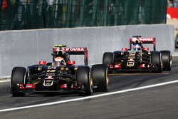 Пастор Мальдонадо, Lotus F1 E23 и Джолион Палмер, Lotus F1 E23 покидают боксы