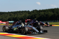 Lewis Hamilton, Mercedes AMG F1 W06, e Carlos Sainz Jr., Scuderia Toro Rosso STR10
