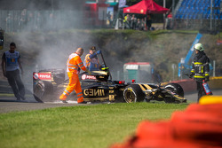 Поврежденный Lotus F1 E23 Пастора Мальдонадо, Lotus F1 Team после аварии во время первой тренировки