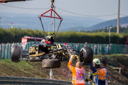 A Lotus de Pastor Maldonado, Lotus F1 Team, após a batida no primeiro treino livre