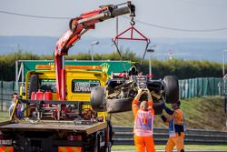 El dañado Lotus F1 E23 de Pastor Maldonado, Lotus F1 Team después de que se estrelló en la primera sesión de entrenamientos