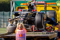 Поврежденный Lotus F1 E23 Пастора Мальдонадо, Lotus F1 Team после аварии во время первой тренировки