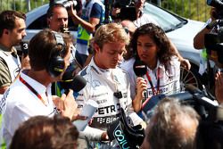 Nico Rosberg, Mercedes AMG F1 avec les médias lors de la deuxième séance d'essais