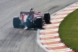 Искры из-под машины Кими Райкконена, Ferrari SF15-T