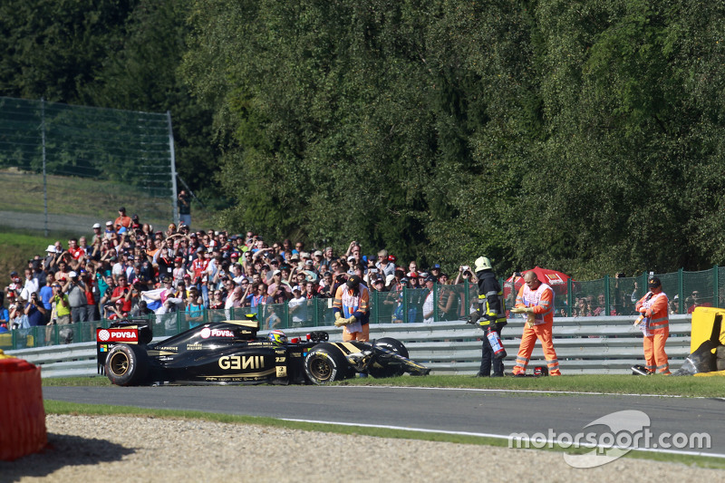 El Lotus F1 E23 de Pastor Maldonado, es recuperado después del coche en la P1