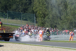 El Lotus F1 E23 de Pastor Maldonado, es recuperado después del coche en la P1