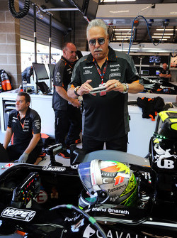 Dr. Vijay Mallya, dono da Sahara Force India F1, fotografa Sergio Perez, Sahara Force India F1 VJM08