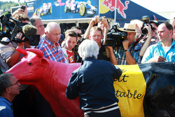 Bernie Ecclestone, in contra i contadini Belgi che protestano con una mucca per la campagna per un