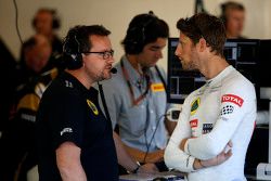 Julien Simon-Chautemps, engenheiro do carro de Romain Grosjean, Lotus F1 Team, conversa com o francês