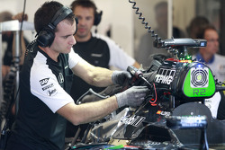 Les mécaniciens travaillent sur la McLaren MP4-30 de Fernando Alonso,