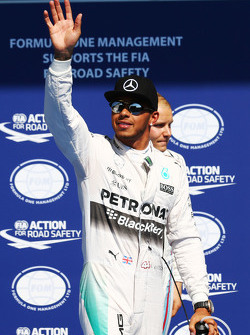 Lewis Hamilton, Mercedes AMG F1celebra su pole en el parc ferme