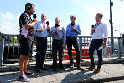 Ted Kravitz, journaliste Sky Sports avec Martin Brundle, commentateur Sky Sports; Johnny Herbert, consultant Sky Sports F1; Damon Hill, consultant Sky Sports et Simon Lazenby, présentateur Sky Sports F1