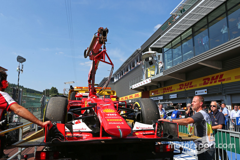 De Ferrari SF15-T van Kimi Raikkonen, Ferrari in de pits