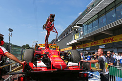 Машина Ferrari SF15-T Кими Райкконена, Ferrari возвращается на пит-лейн на эвакуаторе