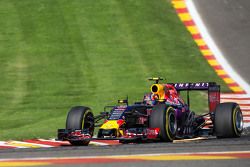 Искры из-под машины Даниила Квята, Red Bull Racing RB11