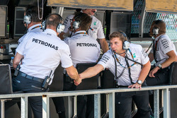 Mercedes AMG F1 fête un doublé en qualifications sur le muret des stands