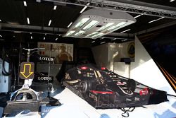 Машина Lotus F1 E23 Пастора Мальдонадо, Lotus F1 Team в закрытом парке
