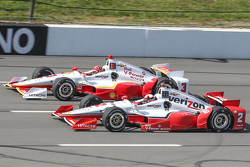 Simon Pagenaud, Team Penske Chevrolet andHelio Castroneves, Team Penske Chevrolet